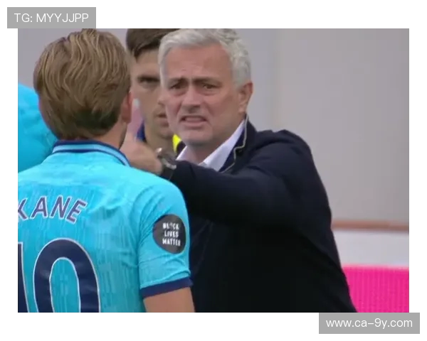 男足球主教练扣裆事件引发热议 球迷反应不一 探讨体育道德与责任